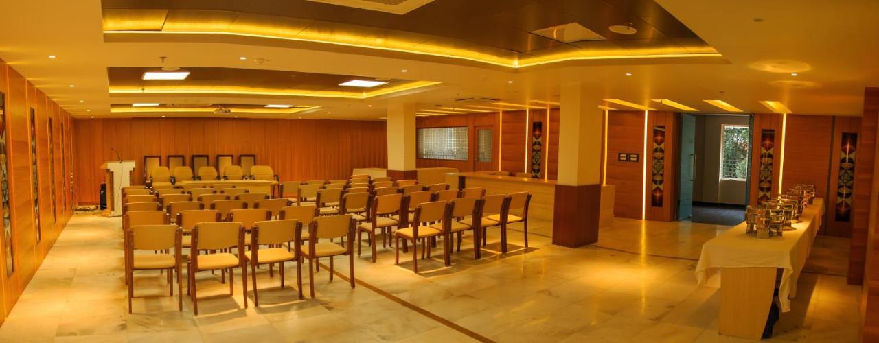 Hotel Madhuvan Serai Манипала Экстерьер фото